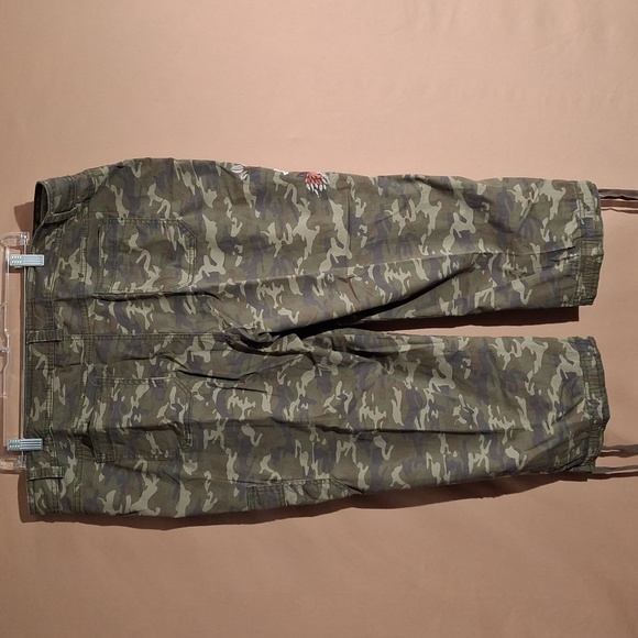 Style & Co Camouflage Capri Pants with Embroidery 18W - Picture 3 of 13